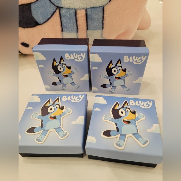 Bluey Plush Throw Blanket With Four Jewelry Sets - Picture 6 of 6